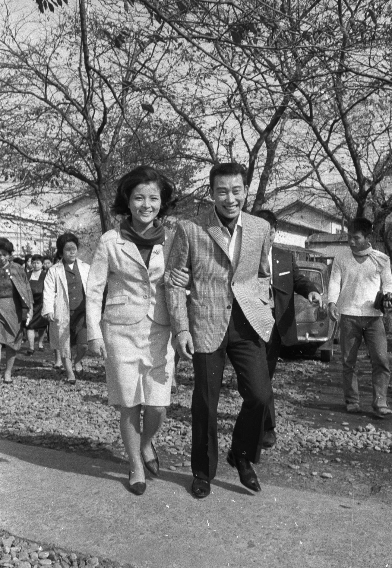 映画「涙にさよならを」で共演した橋幸夫さんと倍賞千恵子＝64年10月