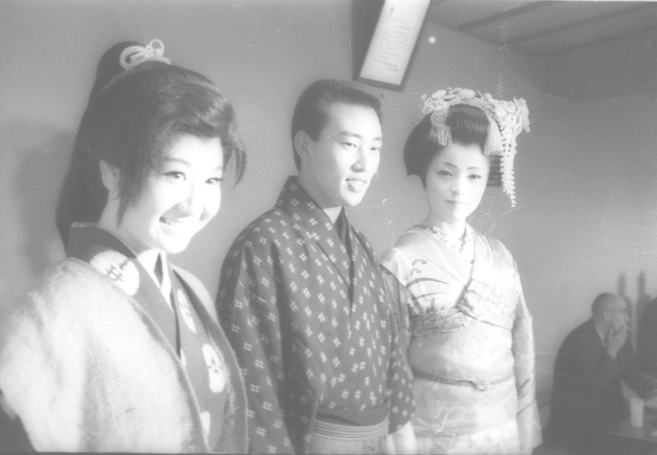 歌舞伎座初出演「橋幸夫特別公演」の顔合わせを行った、左から三沢あけみ、橋幸夫さん、倍賞千恵子＝66年2月23日