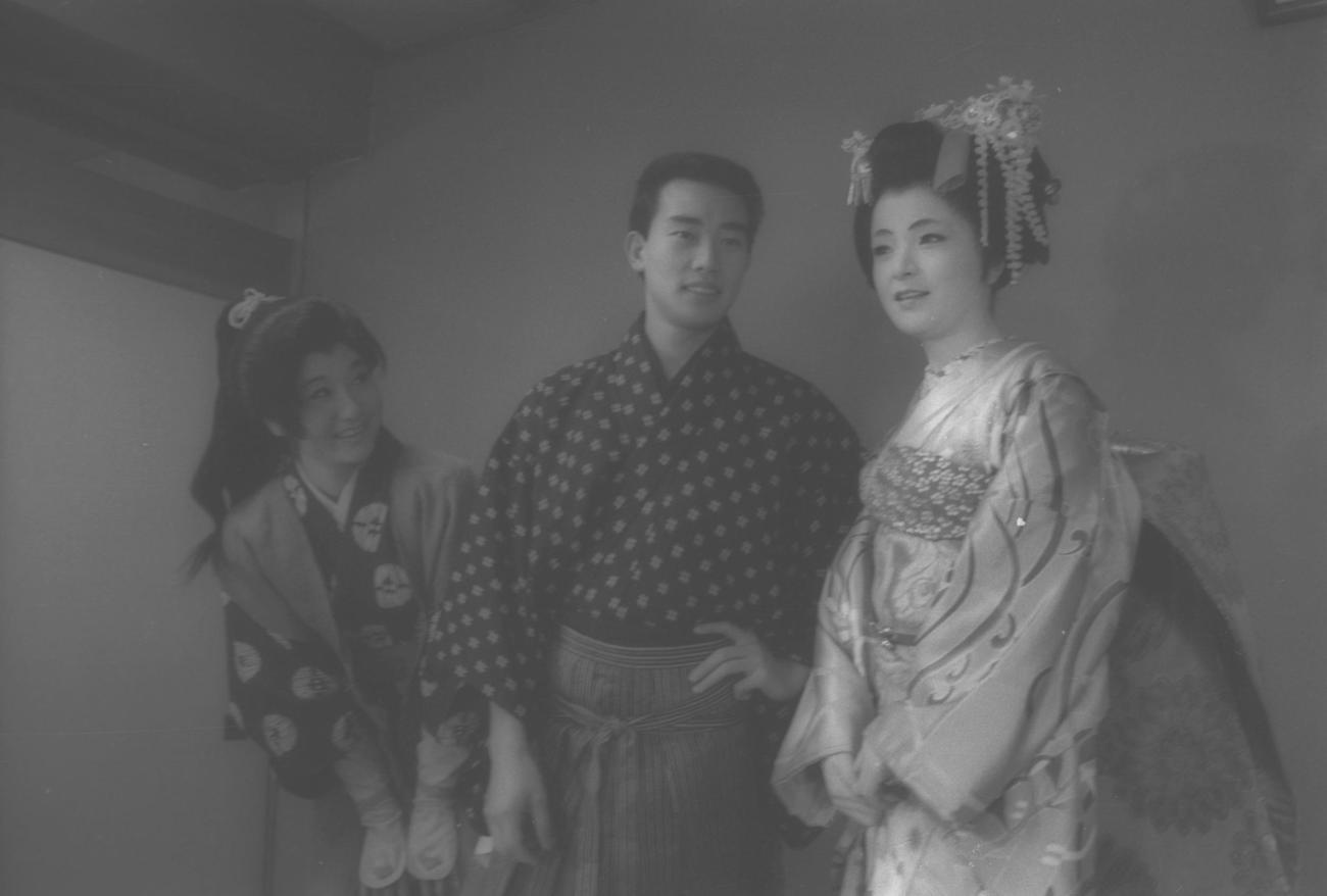 歌舞伎座初出演「橋幸夫特別公演」の顔合わせを行った、左から三沢あけみ、橋幸夫さん、倍賞千恵子＝66年2月
