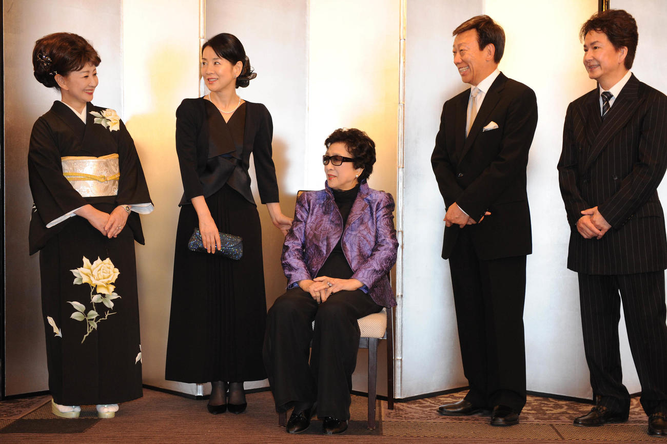 吉田正さん十三回忌法要で来賓を迎える、左から古都清乃、吉永小百合、吉田喜代子、橋幸夫さん、三田明＝10年６月　