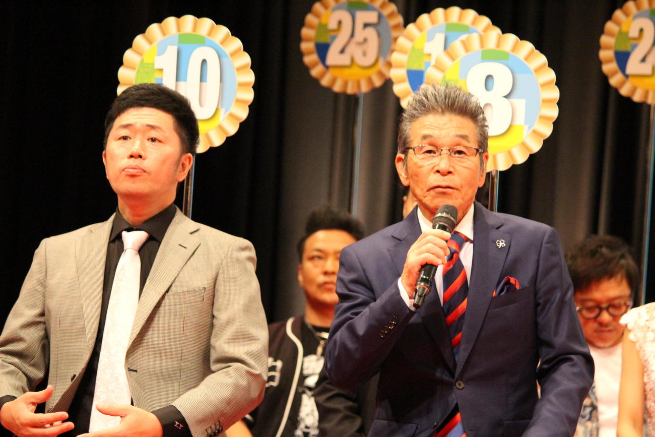 総選挙を闘った面々をねぎらう間寛平GM。左は10位で意気消沈の吉田裕