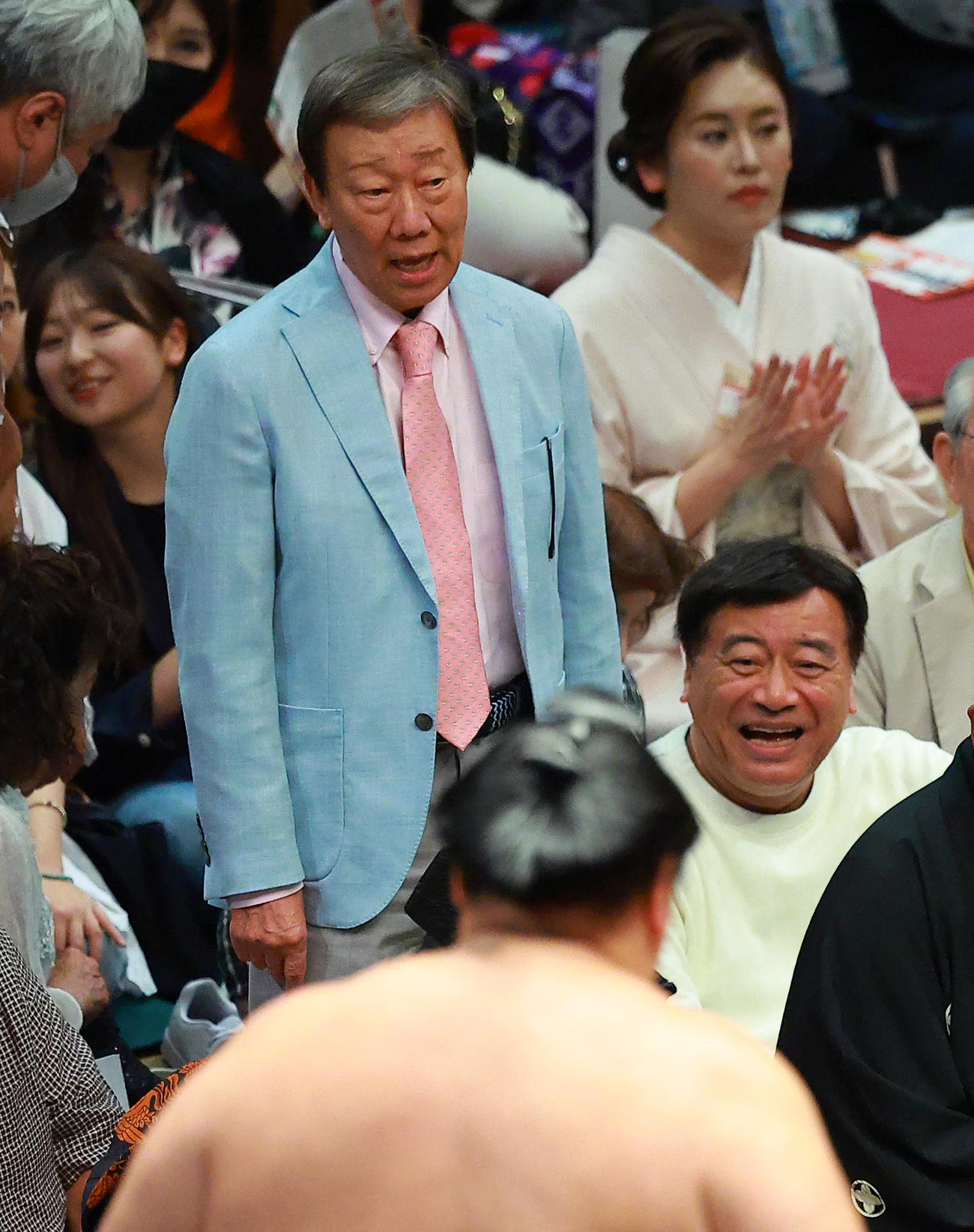 2025年5月23日、相撲観戦に訪れた橋幸夫さん（左）