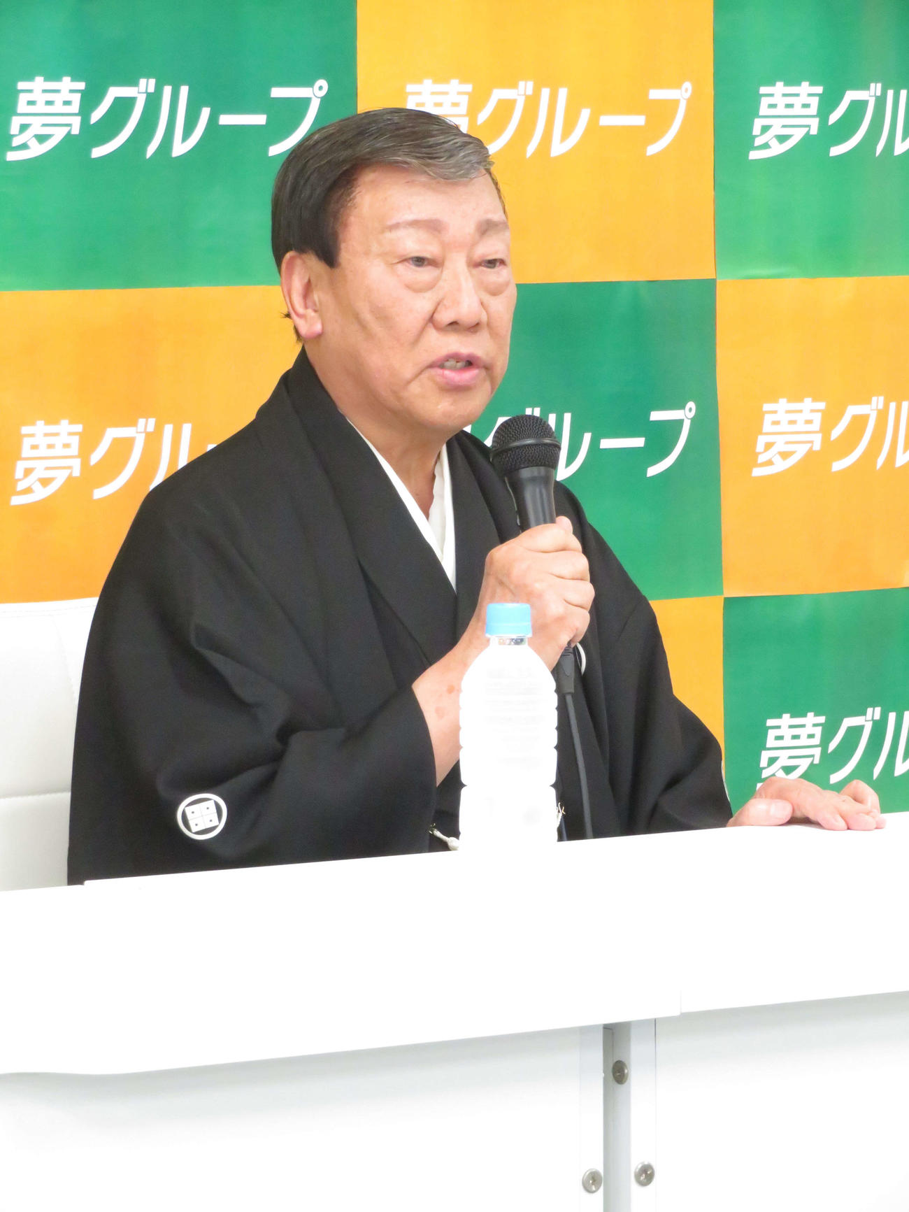 都内で謝罪会見を行った橋幸夫