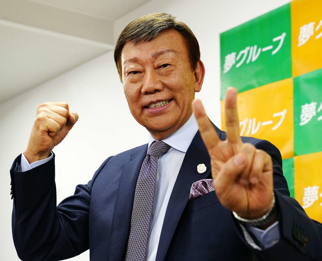 2年後の歌手引退を発表しポーズを決める橋幸夫さん（2021年10月撮影）