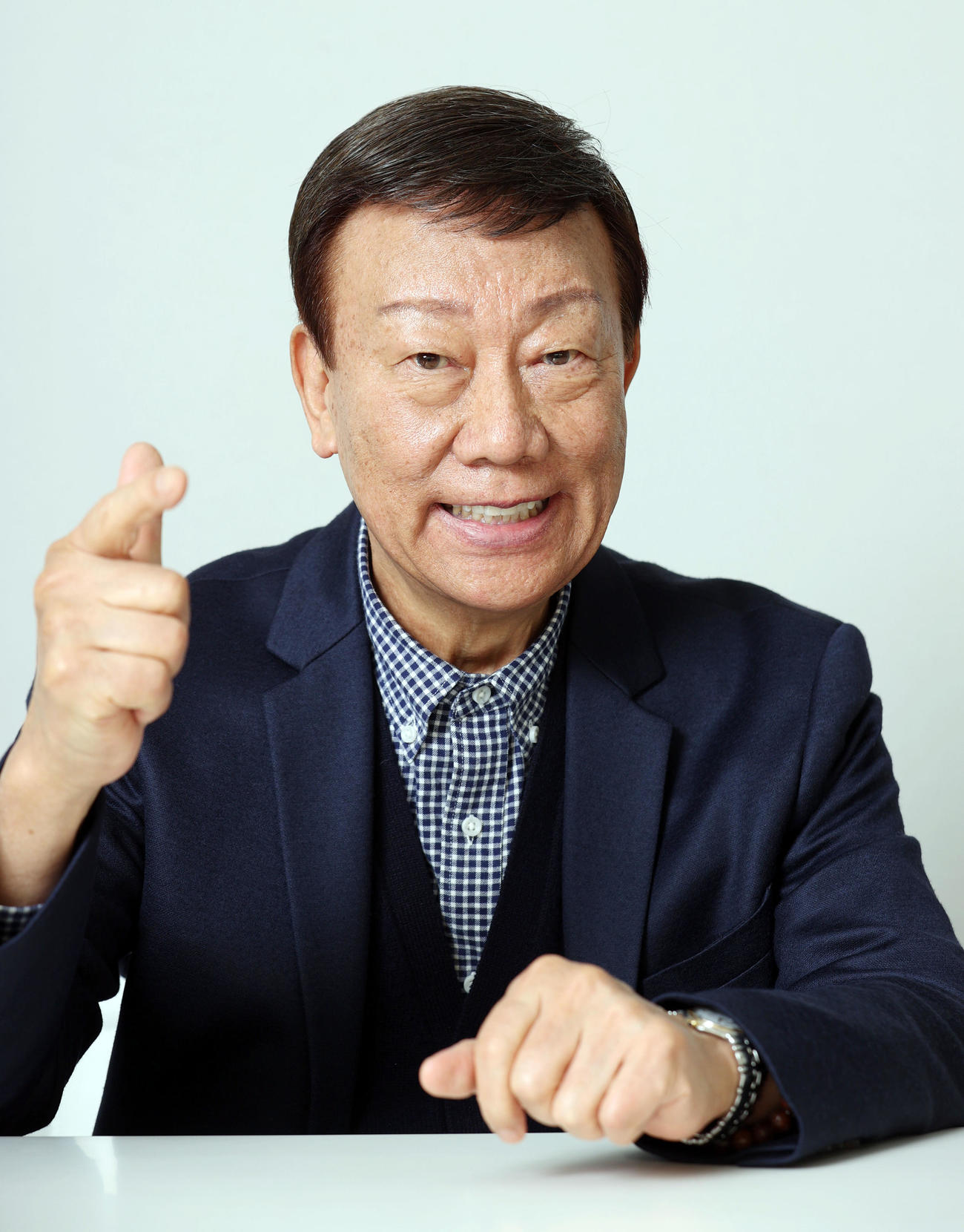 79歳になる橋幸夫さん。残り1年と決めた歌手生活に向けて、元気はつらつなポーズを決めた（2022年4月撮影）