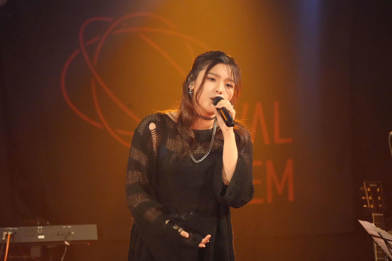 初のライブツアー初日公演を行ったOVAL SISTEMの住田愛子