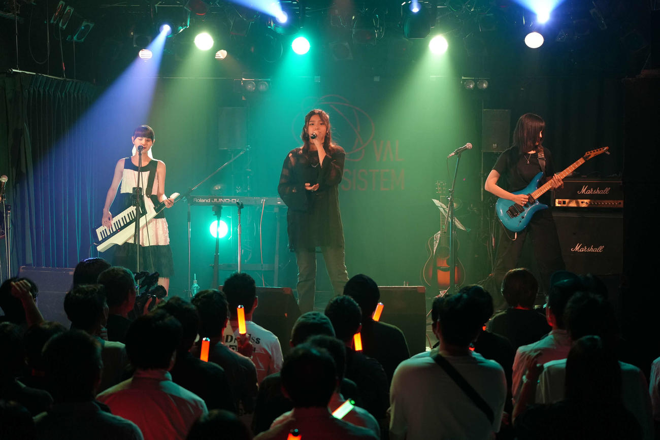 初のライブツアー初日公演を行ったOVAL SISTEM