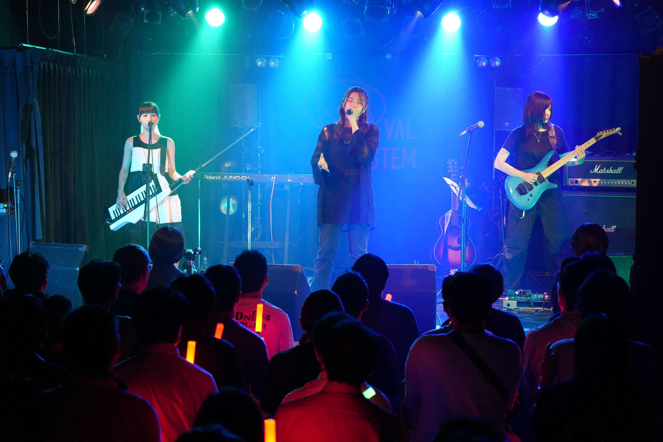 初のライブツアー初日公演を行ったOVAL SISTEM