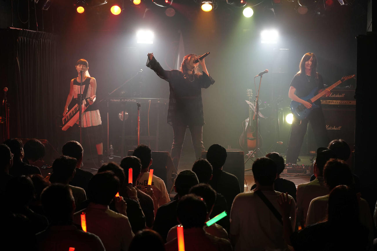初のライブツアー初日公演を行ったOVAL SISTEM