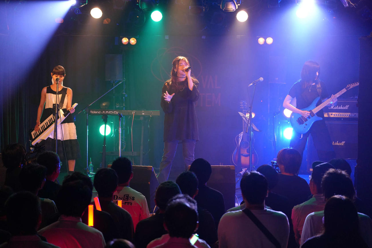 初のライブツアー初日公演を行ったOVAL SISTEM