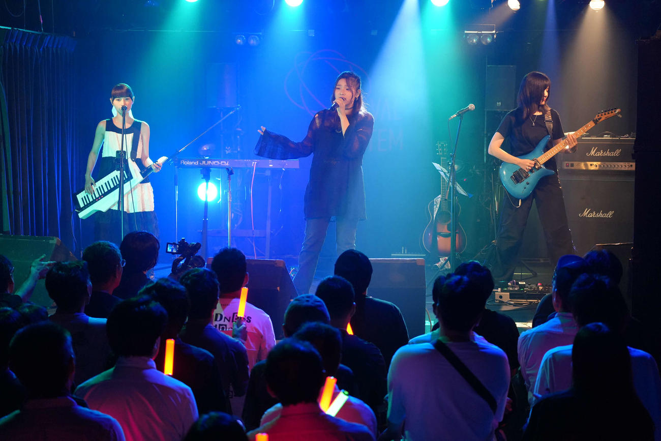初のライブツアー初日公演を行ったOVAL SISTEM