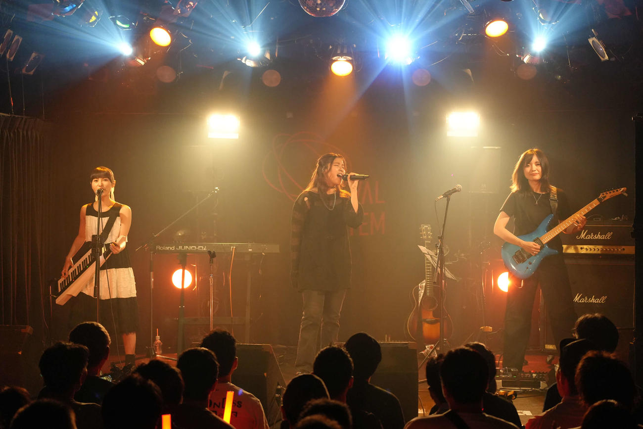 初のライブツアー初日公演を行ったOVAL SISTEM