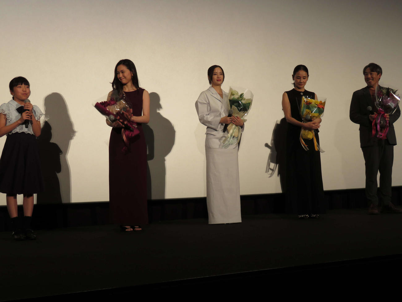 映画「遠い山なみの光」公開記念舞台あいさつに登壇した、左から鈴木碧桜、二階堂ふみ、広瀬すず、吉田羊、石川慶監督（撮影・村上幸将）