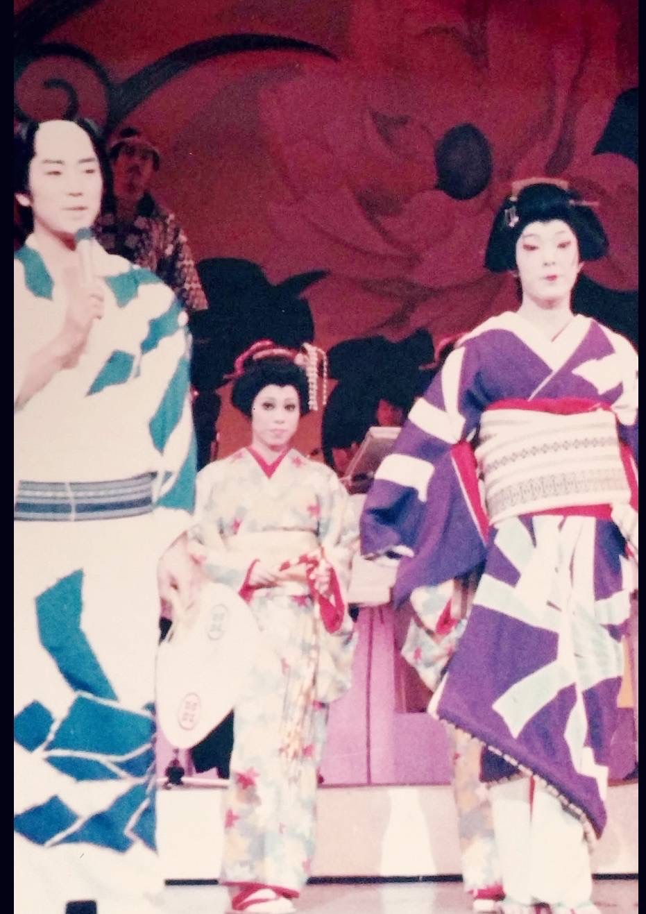 ステージで共演した若き日の橋幸夫さん（左）と池畑慎之介（右）