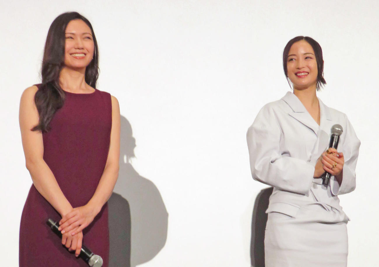 映画「遠い山なみの光」公開記念舞台あいさつに登壇した二階堂ふみ（左）と広瀬すず（撮影・村上幸将）