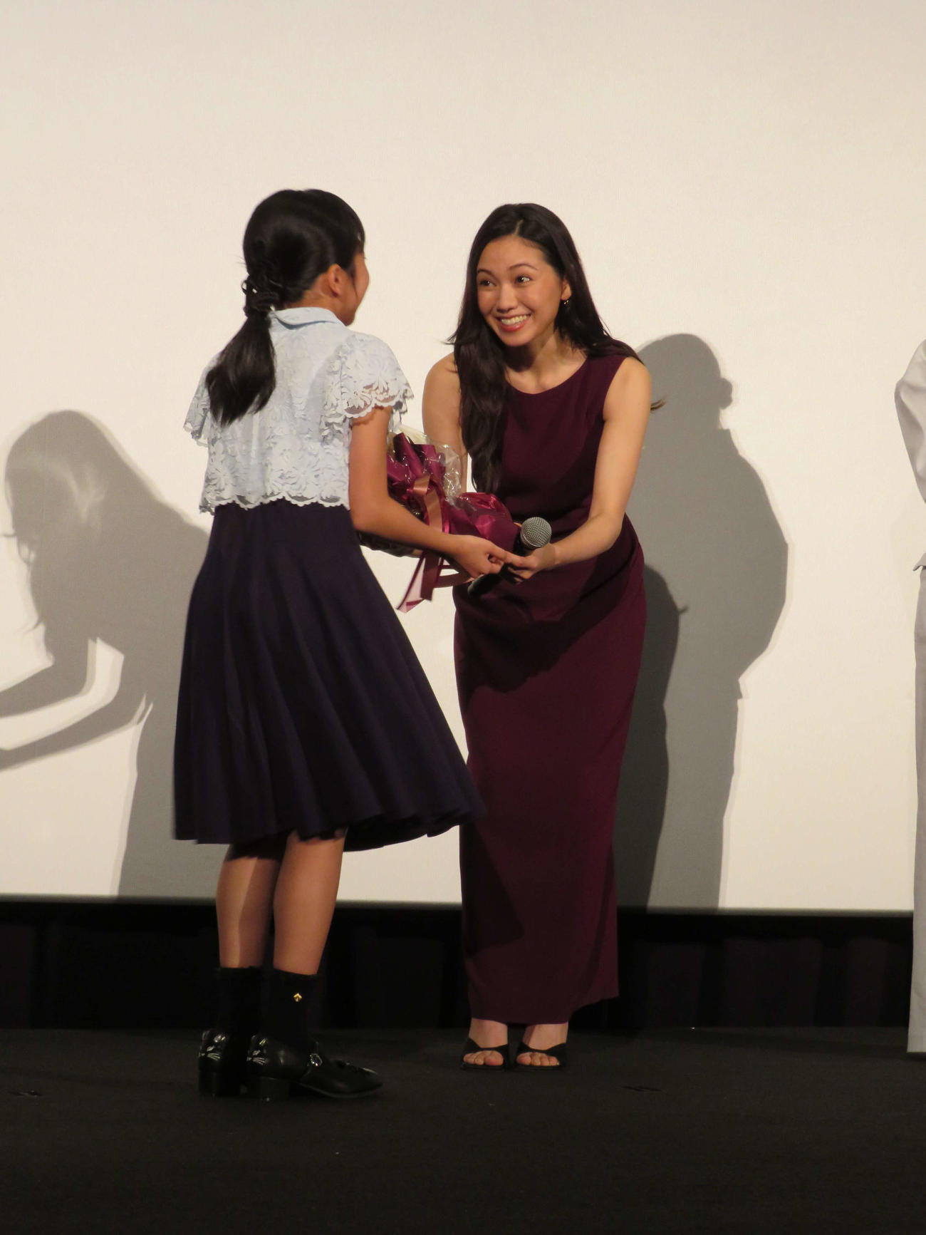 映画「遠い山なみの光」公開記念舞台あいさつで、鈴木碧桜から花束を贈られ、笑顔の二階堂ふみ（撮影・村上幸将）