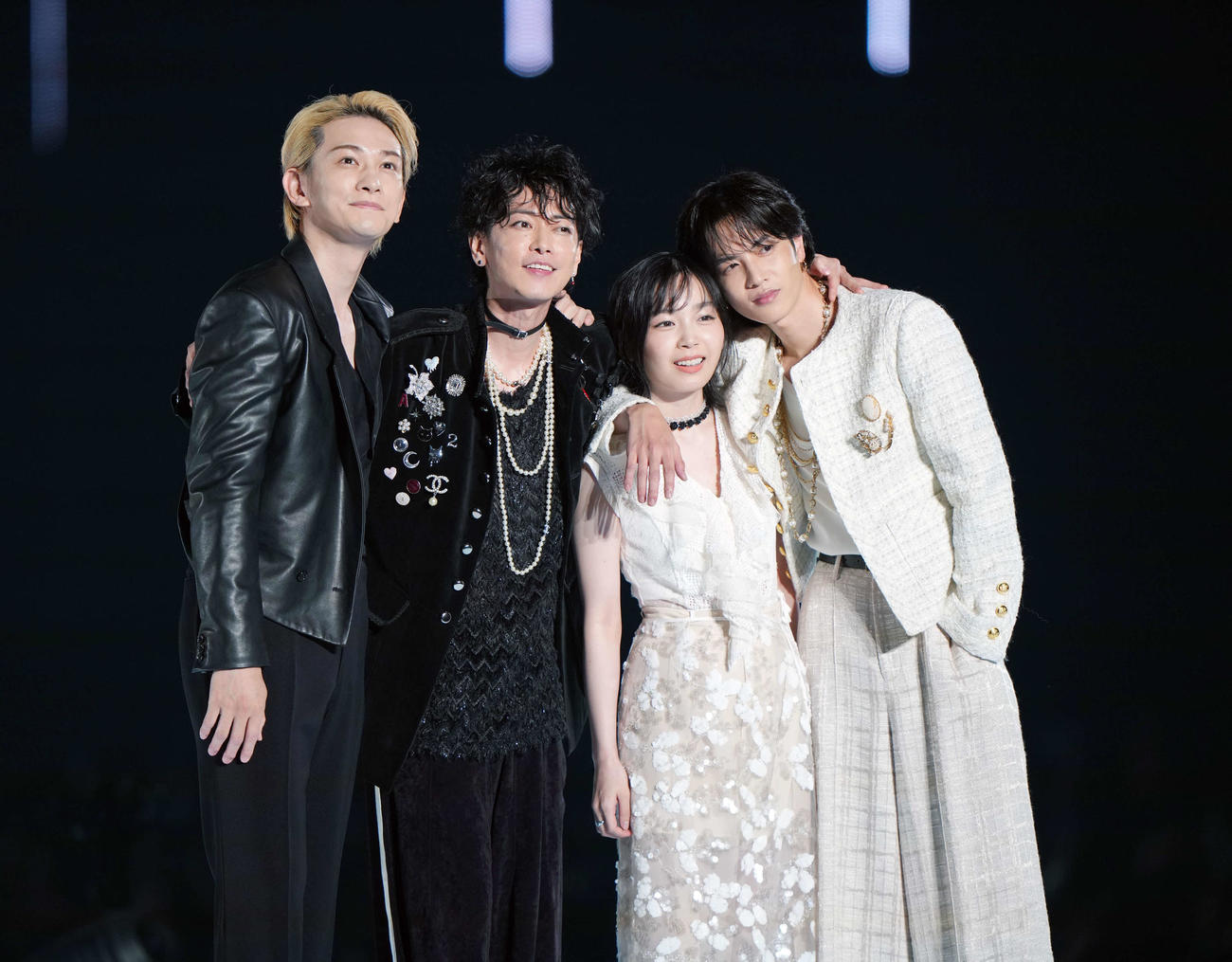 ランウェイを歩く左からTENBLANK町田啓太、佐藤健、宮﨑優、志尊淳（撮影・小島史椰）