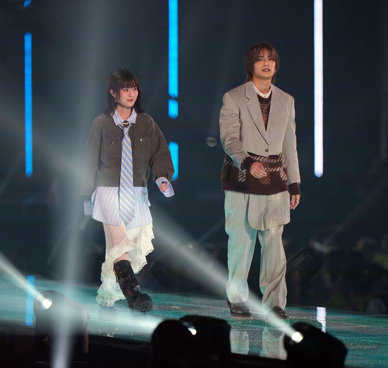 ランウェイを歩く福本莉子（左）と高橋恭平（撮影・小島史椰）