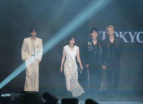 ランウェイを歩く左からTENBLANK志尊淳、宮﨑優、佐藤健、町田啓太（撮影・小島史椰）