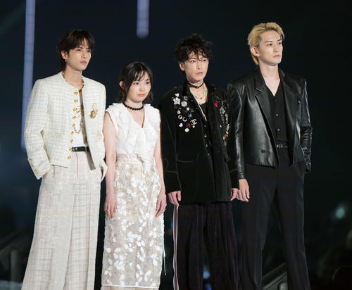 ランウェイを歩く左からTENBLANK志尊淳、宮﨑優、佐藤健、町田啓太（撮影・小島史椰）