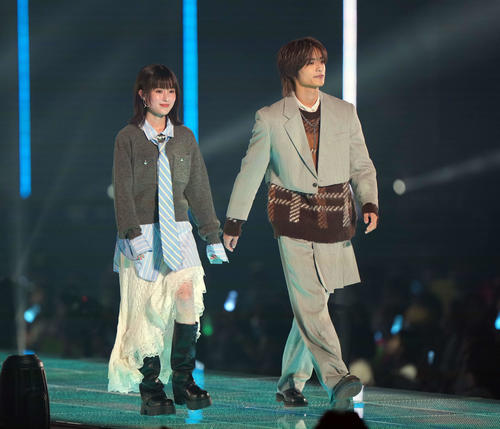 ランウェイを歩く福本莉子（左）と高橋恭平（撮影・小島史椰）