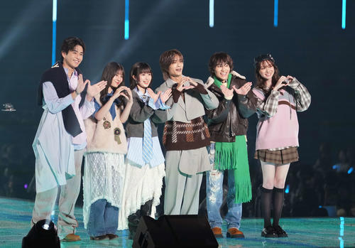 ランウェイを歩く左から中沢元紀、小坂菜緒、福本莉子、高橋恭平、山下幸輝、田鍋梨々花（撮影・小島史椰）