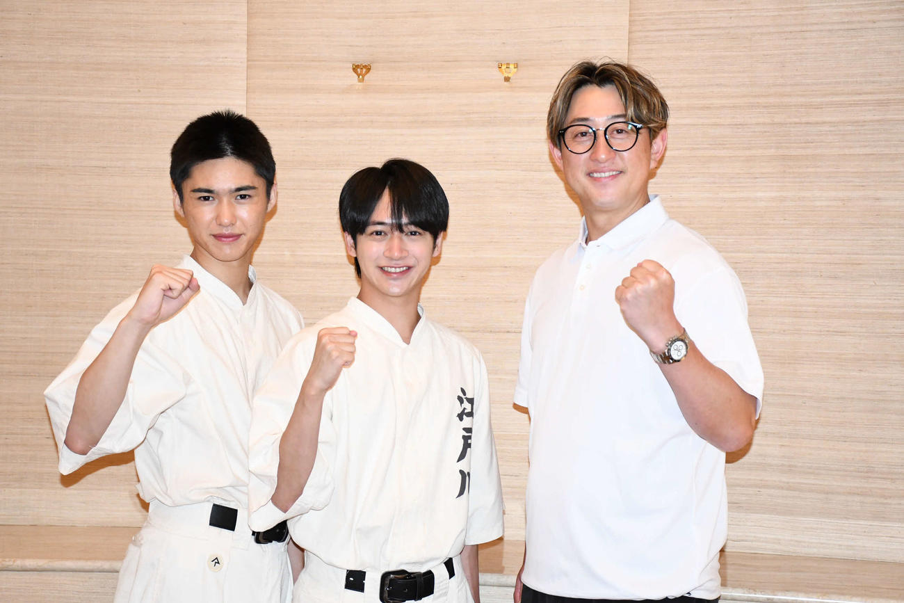 公演初日を終えて取材対応した（左から）関西ジュニアの岡﨑彪太郎、藤井直樹、今成亮太氏（撮影・阪口孝志）