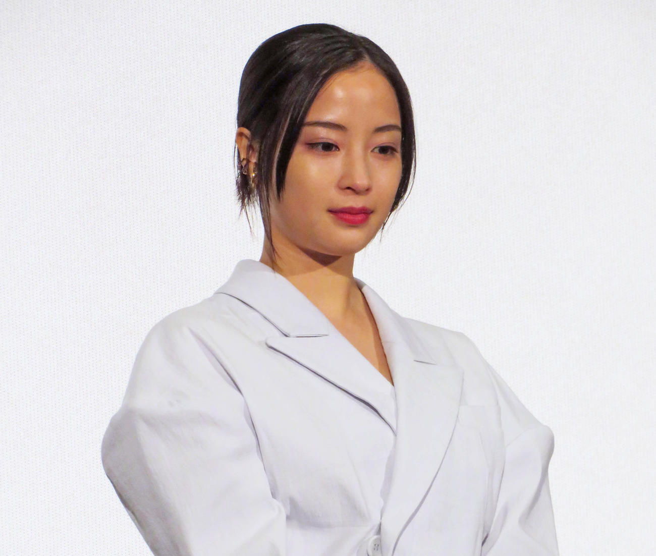 映画「遠い山なみの光」公開記念舞台あいさつに登壇した広瀬すず（撮影・村上幸将）