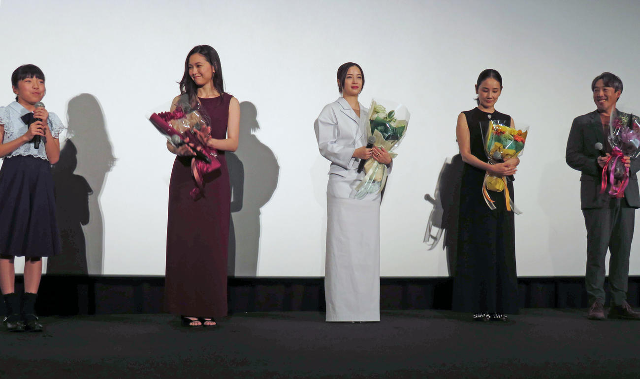映画「遠い山なみの光」公開記念舞台あいさつに登壇した、左から鈴木碧桜、二階堂ふみ、広瀬すず、吉田羊、石川慶監督（撮影・村上幸将）