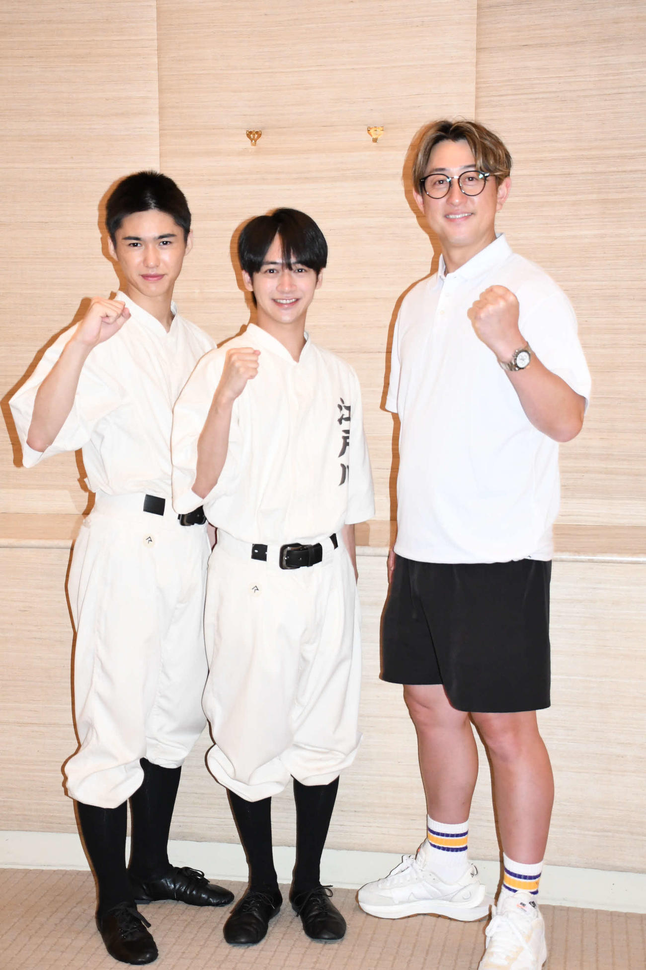 公演初日を終えて取材対応した（左から）関西ジュニアの岡﨑彪太郎、藤井直樹、今成亮太氏（撮影・阪口孝志）