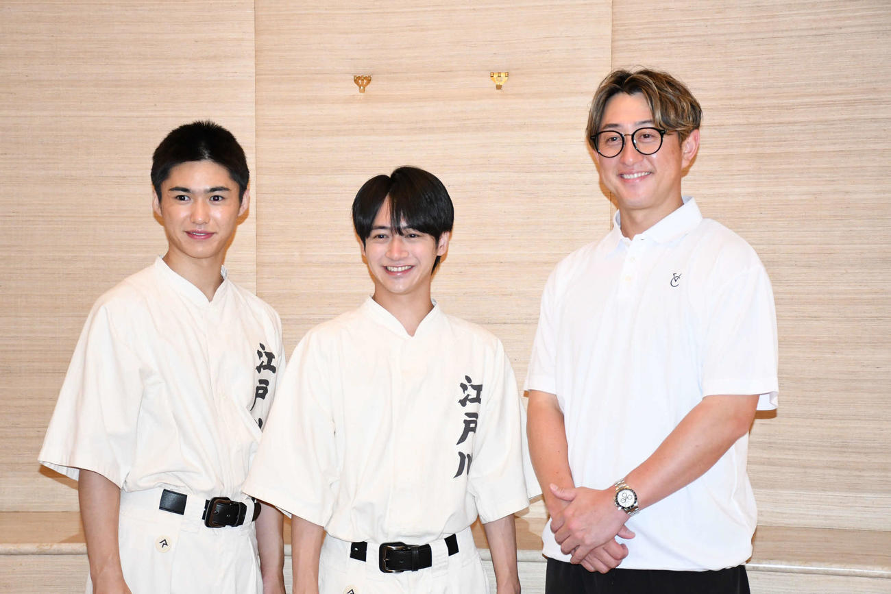 公演初日を終えて取材対応した（左から）関西ジュニアの岡﨑彪太郎、藤井直樹、今成亮太氏（撮影・阪口孝志）