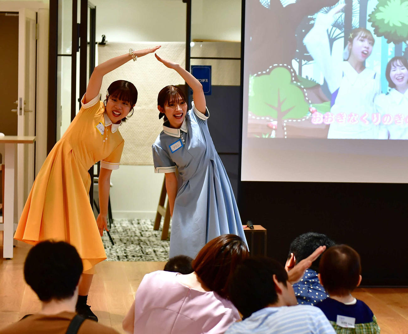 ナルミヤ・インターナショナルとのコラボレーションイベント「こころとからだを育てる『リトミック＆モンテッソーリ教室』」を行ったFLUFFY KETの伊藤梨沙子（右）と新開ひかり