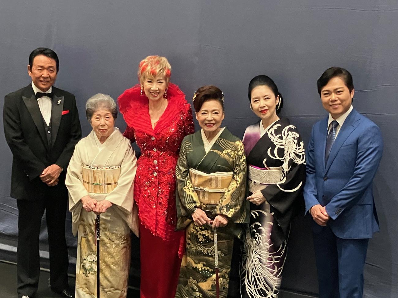 55周年記念コンサートを行った松前ひろ子（左から4人目）を囲む左から山本譲二、二葉百合子さん、瀬川瑛子、1人おいて藤あや子。三山ひろし
