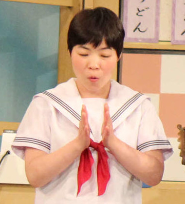 吉本新喜劇に出演し（左から）山田花子、Mr．オクレ、川畑泰史、中條健一、島田珠代らと並び、あいさつするなべおさみ（左から4人目）＝京都市東山区（撮影・村上久美子）