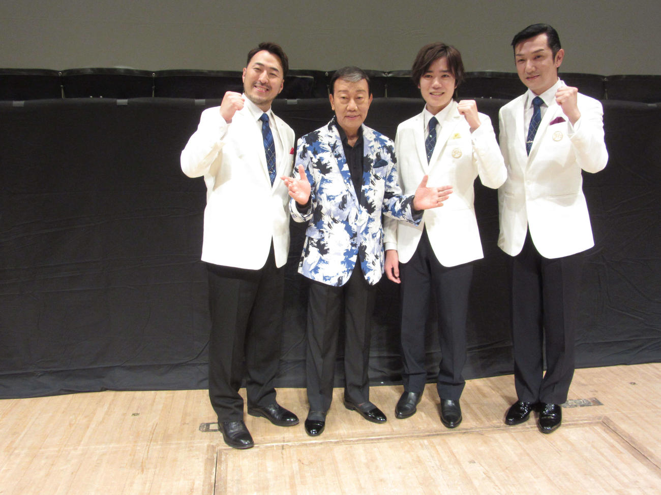 橋幸夫（左から2人目）の歌を継承する「二代目橋幸夫yH2」。左から進公平、1人おいて徳岡純平、小牧勇太