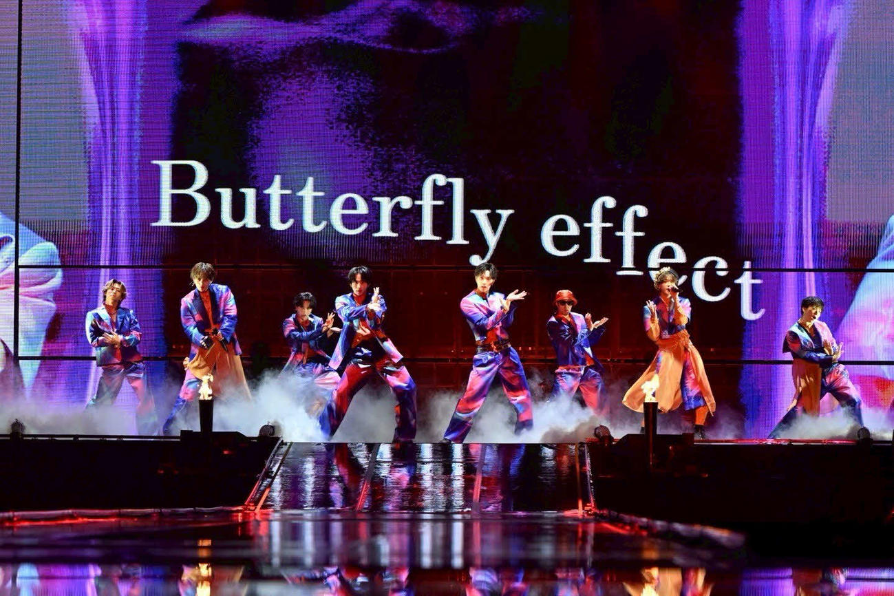 「FANTASTICS LIVE TOUR 2025　“BUTTERFLY EFFECT”　－FLY WITH YOU－」初日公演でパフォーマンスするFANTASTICS
