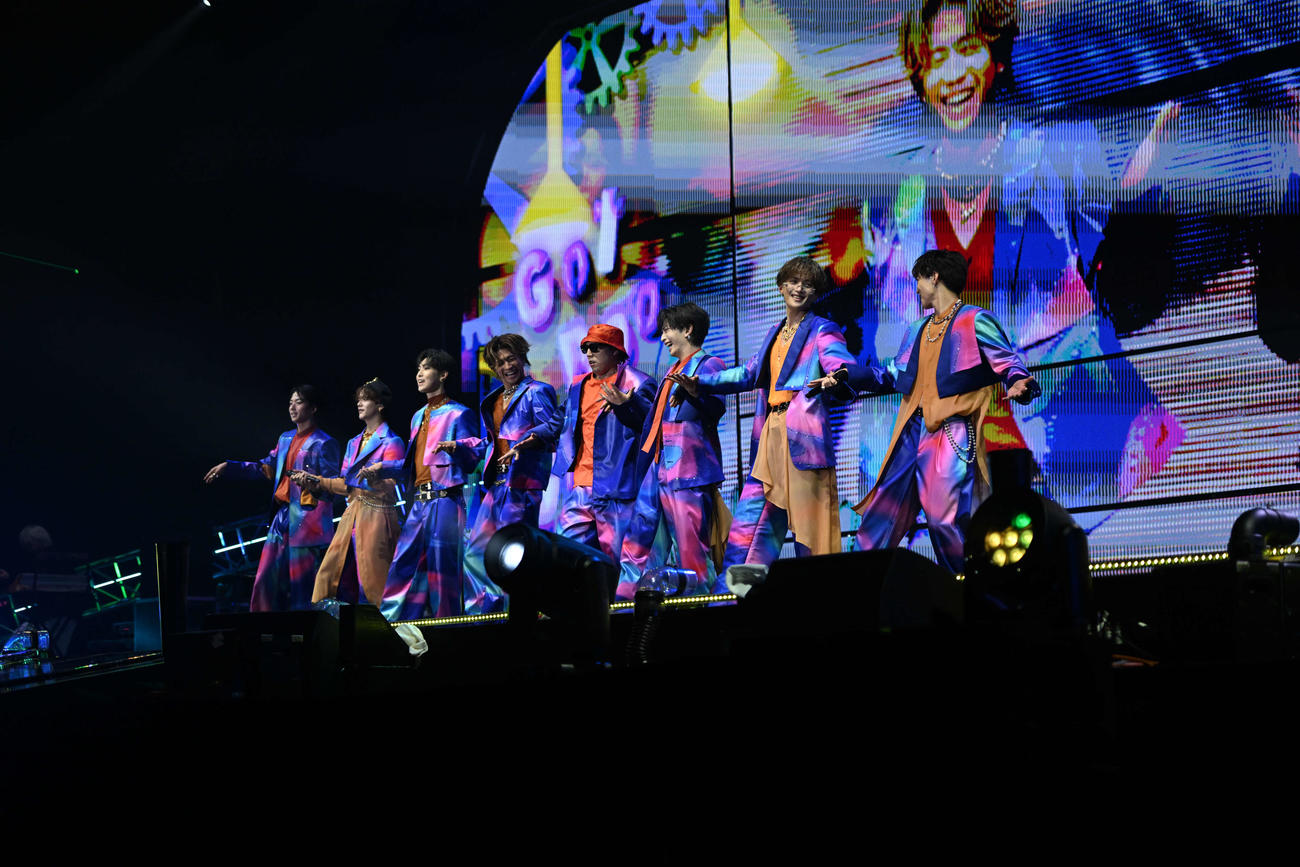 「FANTASTICS LIVE TOUR 2025　“BUTTERFLY EFFECT”　－FLY WITH YOU－」初日公演でパフォーマンスするFANTASTICS