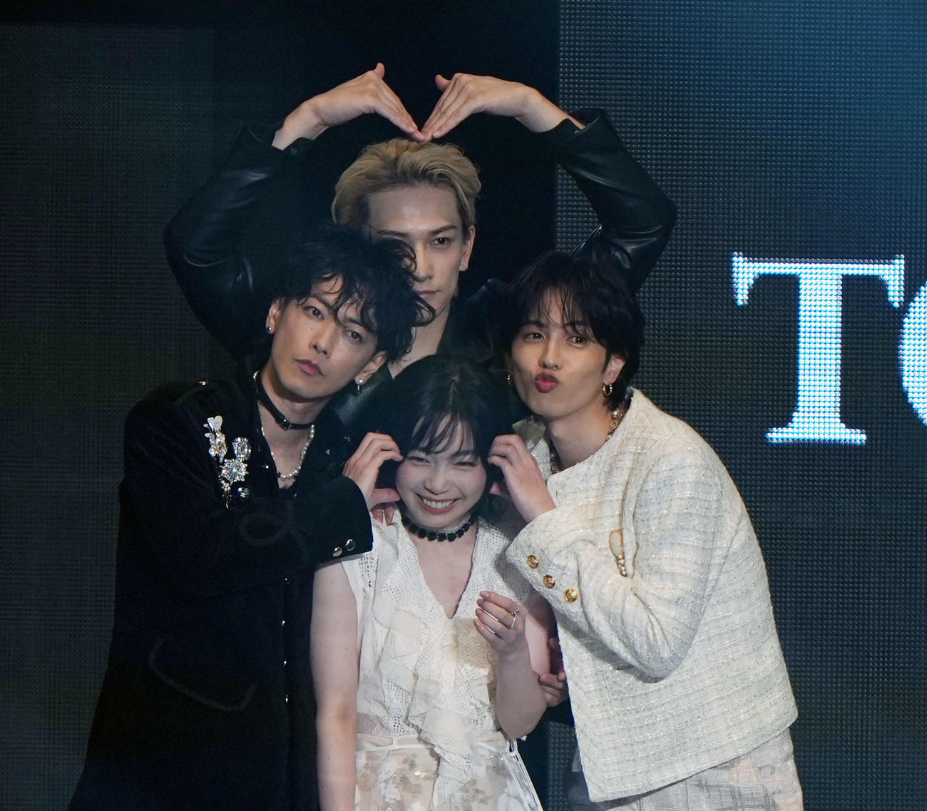 シークレットゲストで登場しポーズを決める、上から時計回りでTENBLANK町田啓太、志尊淳、宮﨑優、佐藤健（撮影・小島史椰）