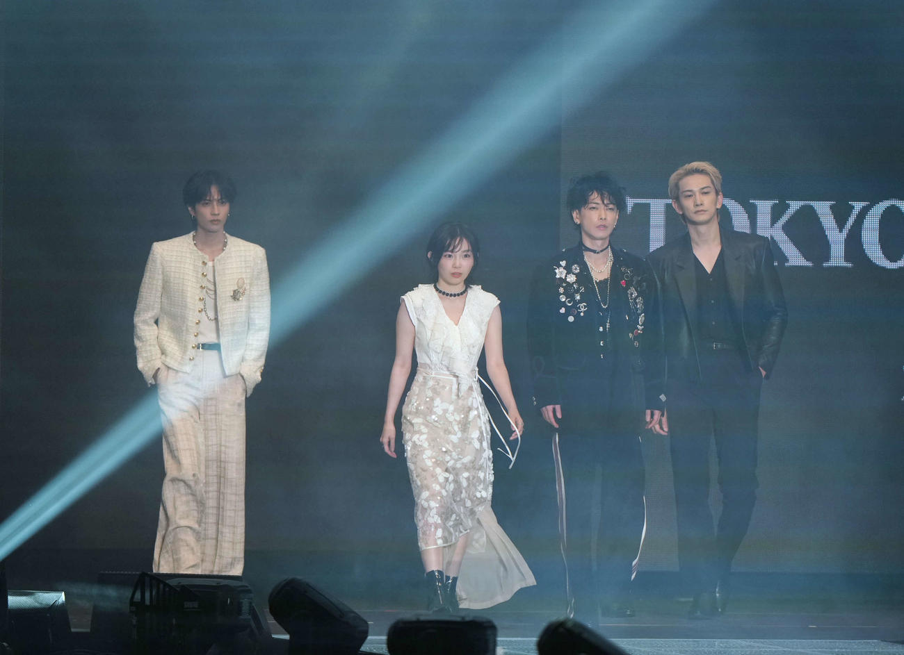 ランウェイを歩く左からTENBLANK志尊淳、宮﨑優、佐藤健、町田啓太（撮影・小島史椰）