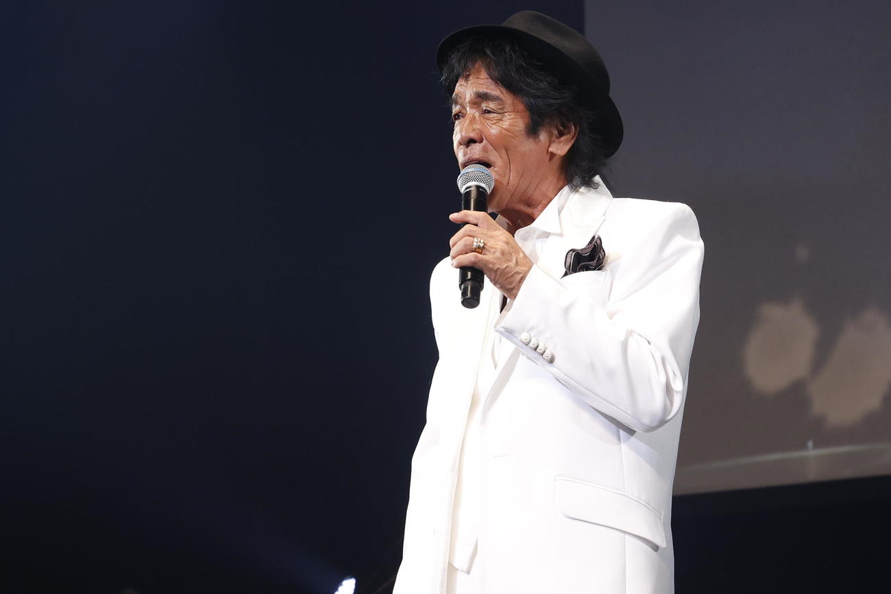 「黒フェス」を開催した松崎しげる（中央）