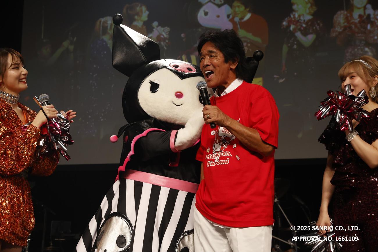「黒フェス」を開催した松崎しげる（中央）