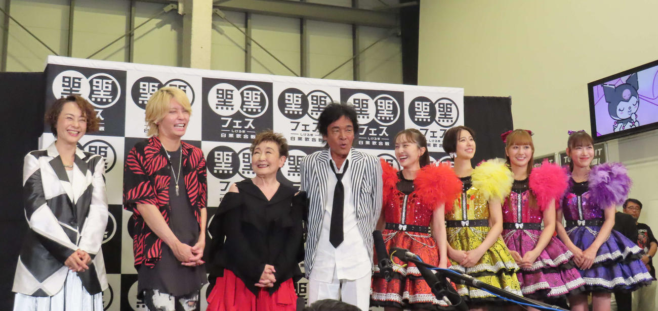 「黒フェス」出演者。左から歌心りえ、手越祐也、加藤登紀子、松崎しげる、ももいろクローバーZの百田夏菜子、玉井詩織、佐々木彩夏、高城れに