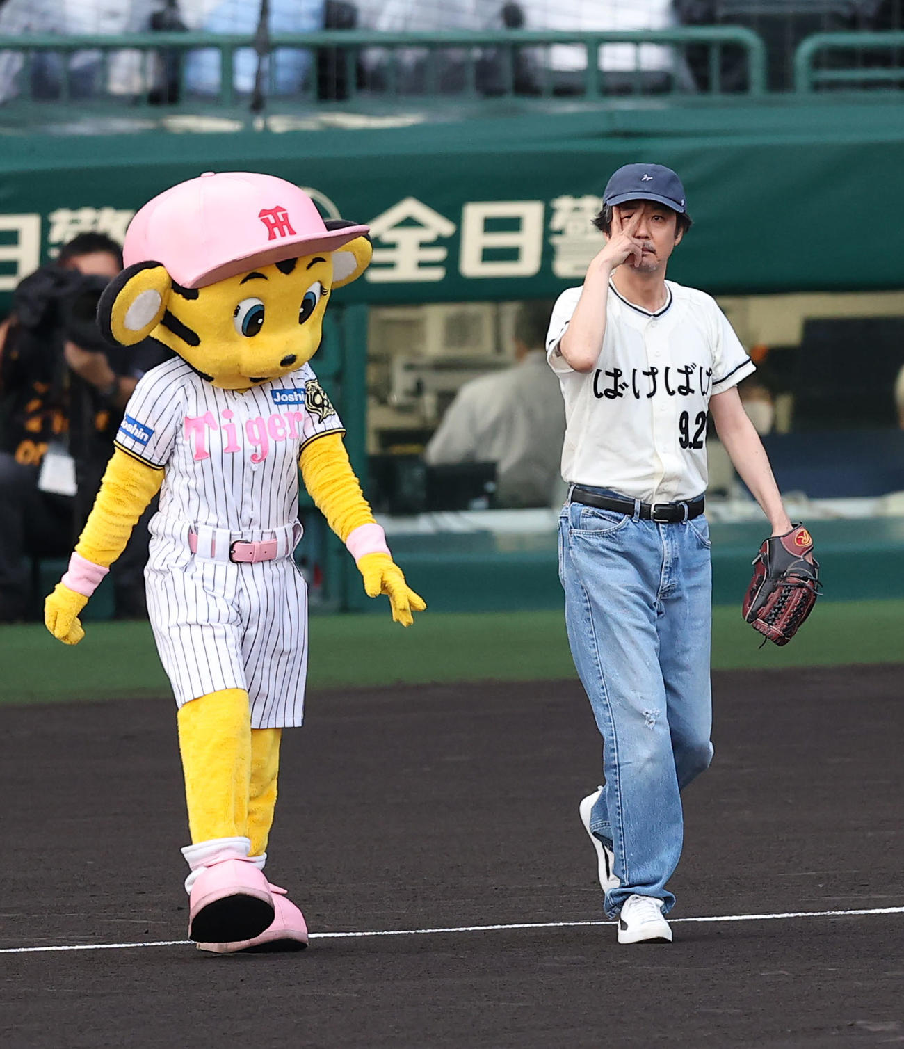 5日、ファーストピッチを務めた俳優の岡部たかし