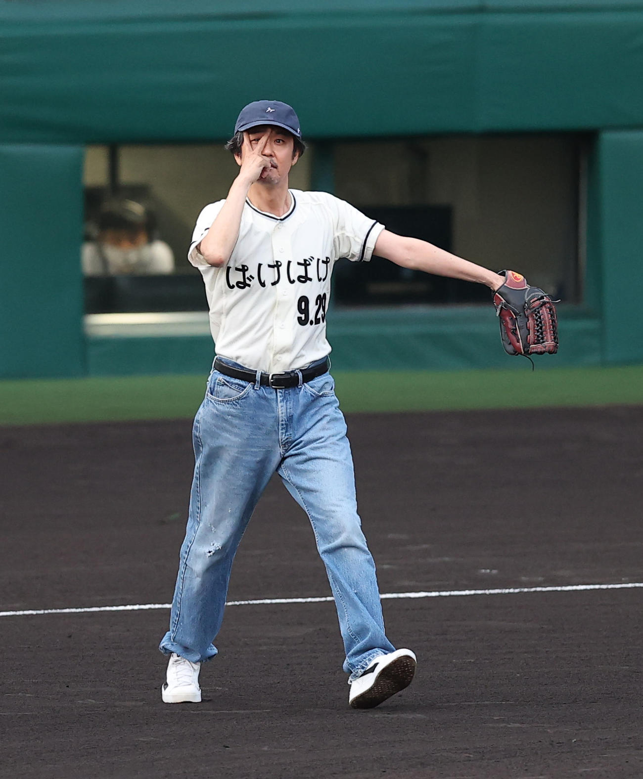5日、ファーストピッチを務めた俳優の岡部たかし