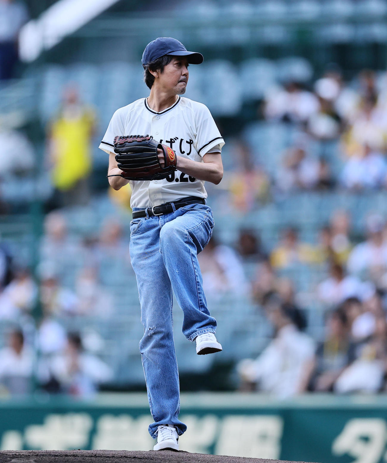 5日、ファーストピッチを務めた俳優の岡部たかし