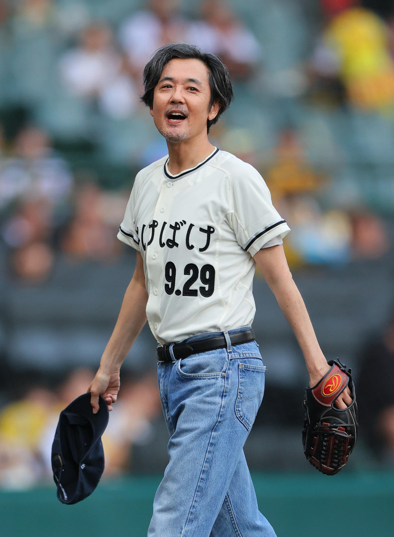 5日、ファーストピッチを務めた俳優の岡部たかし