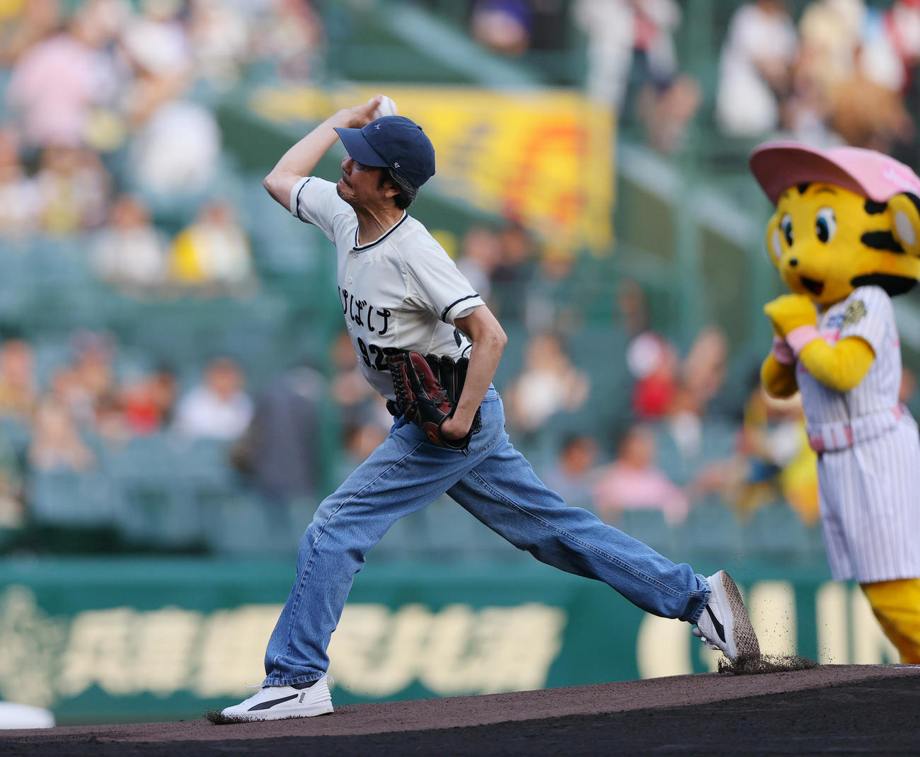 5日、ファーストピッチを務めた俳優の岡部たかし