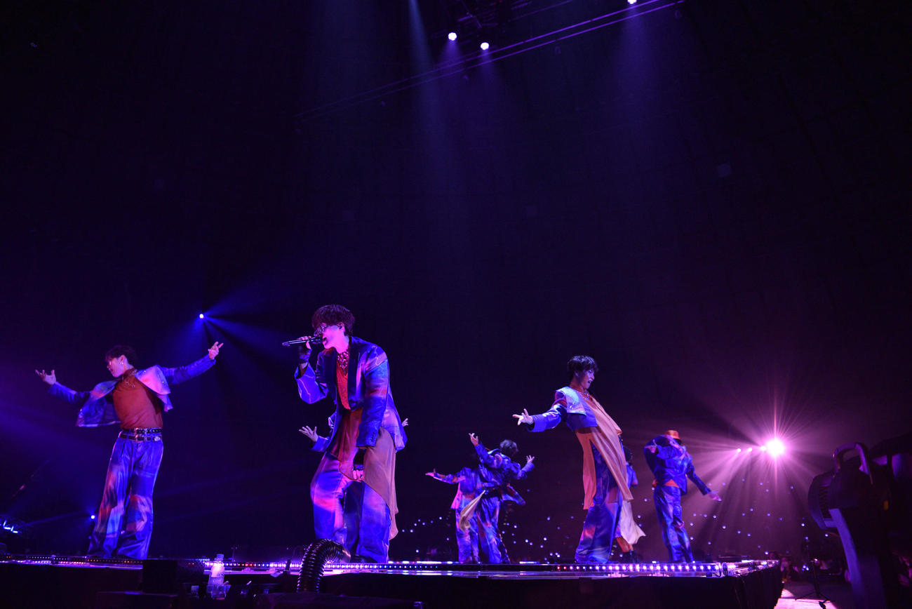 「FANTASTICS LIVE TOUR 2025　“BUTTERFLY EFFECT”　－FLY WITH YOU－」初日公演でパフォーマンスするFANTASTICS