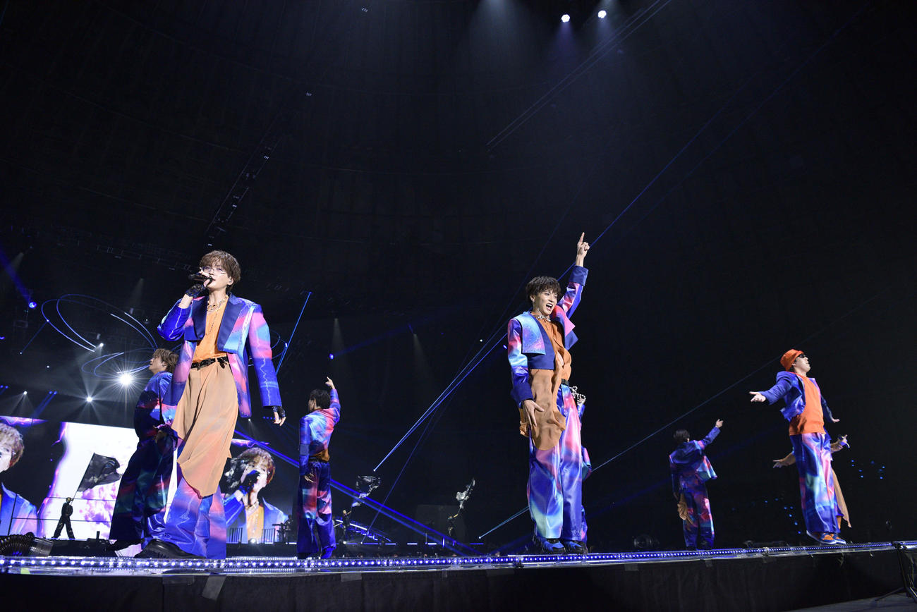 「FANTASTICS LIVE TOUR 2025　“BUTTERFLY EFFECT”　－FLY WITH YOU－」初日公演でパフォーマンスするFANTASTICS