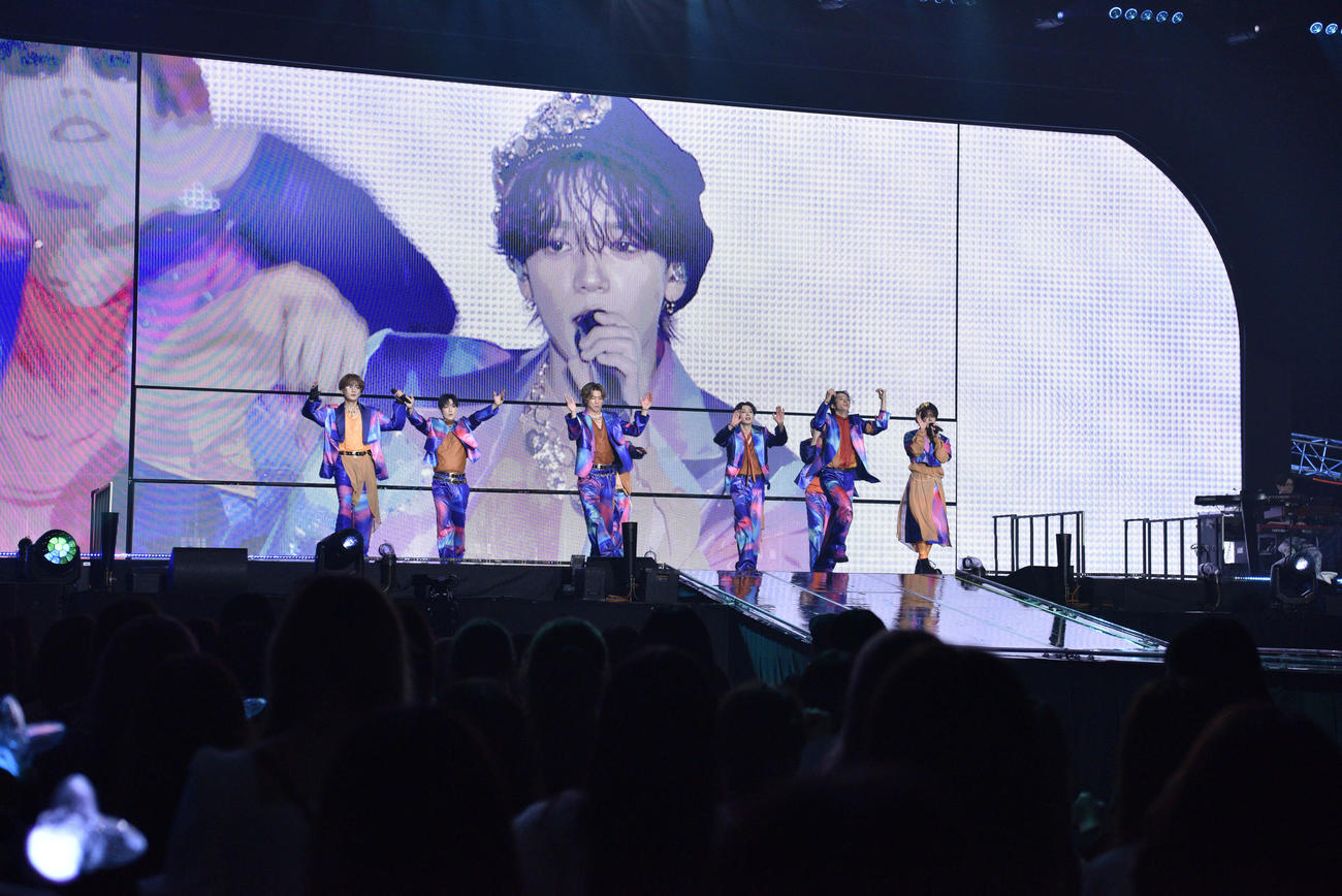 「FANTASTICS LIVE TOUR 2025　“BUTTERFLY EFFECT”　－FLY WITH YOU－」初日公演でパフォーマンスするFANTASTICS